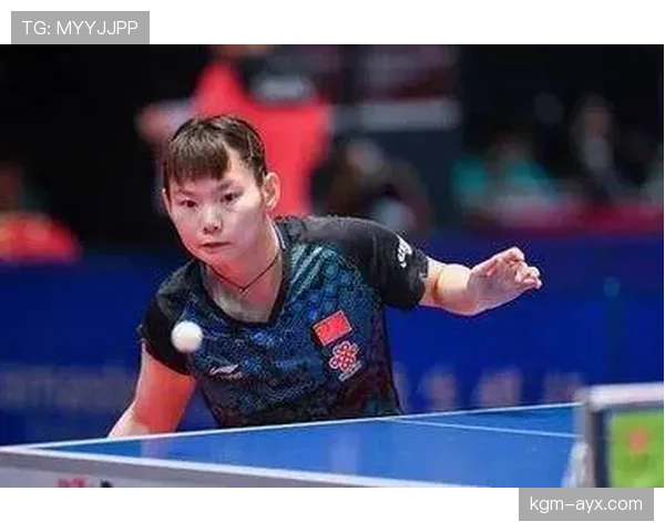 何卓佳训练完直接蹲路边啃馒头，这自律狠人我真看愣了